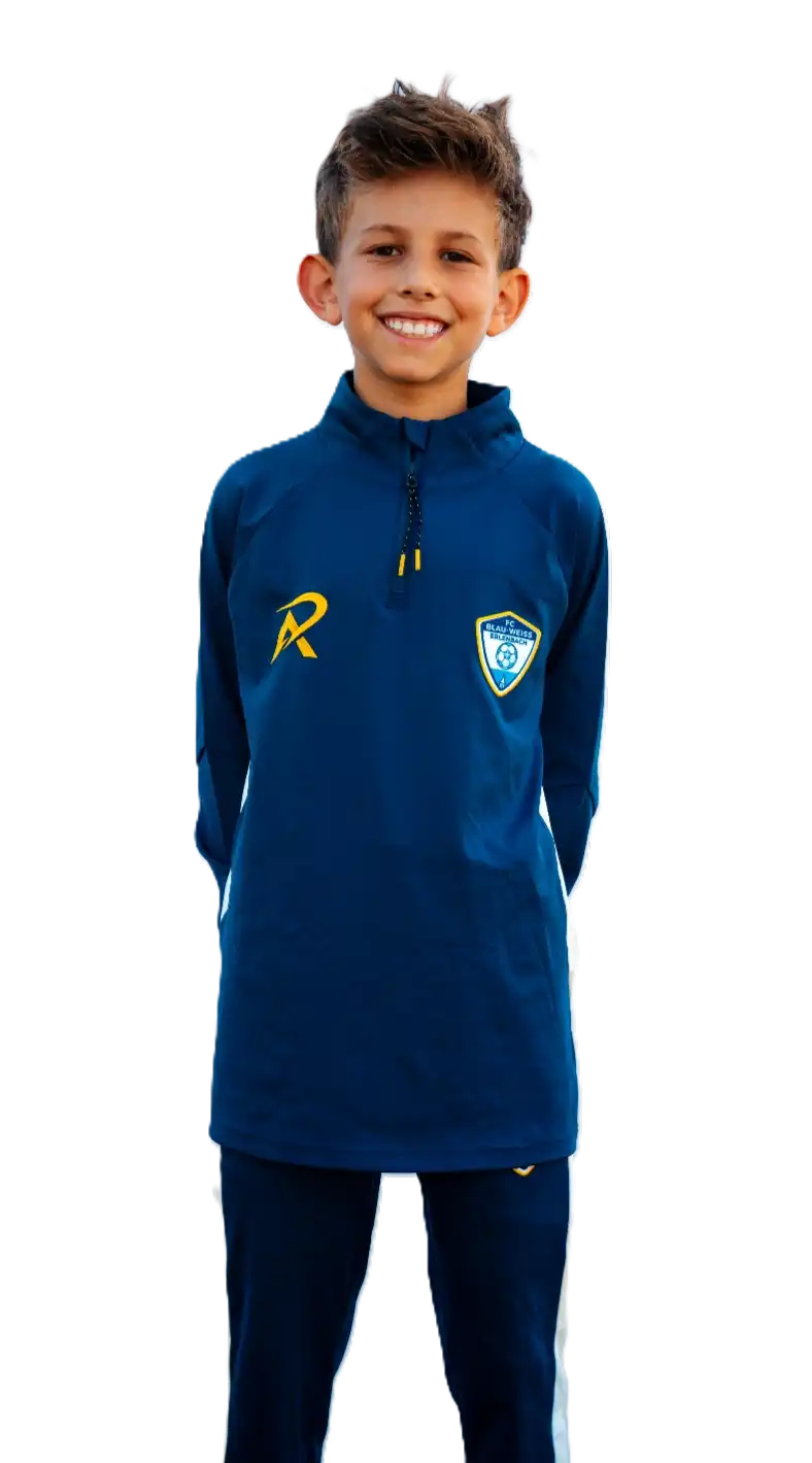 Kind trägt AR-Sportswear Jacke